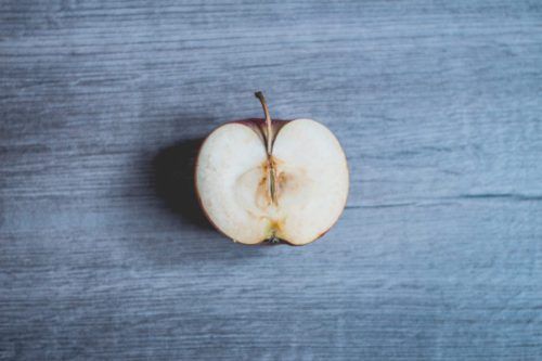 Manzana cortada por la mitad
